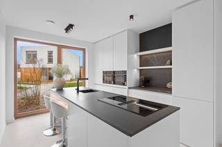 <p>Ontdek dit exclusieve nieuwbouwproject met zeven stijlvolle woningen, rustig gelegen in een groene, autoluwe omgeving vlak bij Mechelen. De moderne architectuur, het hoge afwerkingsniveau en de duurzame technieken maken van deze woningen een unieke woonkans. Elke woning beschikt over een warmtepomp met vloerverwarming en -koeling, zonnepanelen en grote raampartijen die zorgen voor een overvloed aan natuurlijk licht. De gebruikte materialen zijn duurzaam en energiezuinig, wat resulteert in een laag verbruik en een maximaal wooncomfort. Elke woning heeft een private parkeerplaats met laadpaal, een tuin met tuinberging en toegang tot een gemeenschappelijke fietsenstalling. De ligging is ideaal: openbaar vervoer bevindt zich op wandelafstand, het station is vlot bereikbaar per fiets en via de E19 sta je in enkele minuten in Antwerpen of Brussel. Binnen geniet je van een lichtrijke leefruimte met open keuken, een stijlvolle inkomhal met gastentoilet en een praktische berging. Op de verdieping zijn er vier volwaardige slaapkamers, een moderne badkamer en extra opbergruimte. Hier woon je omringd door groen, in alle rust en comfort, met de stad vlakbij. Bij elke woning zit telkens een parkeerplaats in de prijs begrepen. Deze woningen zijn ondertussen opgeleverd en klaar om u te ontvangen. Contacteer ons snel voor een bezoek ter plaatse!</p>