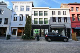 Contacteer gsm 0472 35 92 86 voor een afspraak.<br />Dit handelspand is gelegen op een bijzonder interessante commerciële ligging, gelegen in één van de drukste winkelstraten te Oudenaarde.<br />Dit pand bestaat op het gelijkvloers uit een winkelruimte (62m2), met keukentje en sanitaire ruimte. Boven bevinden zich nog stockageruimtes.<br />Kelder en zolder aanwezig.<br />Vrij vanaf heden.<br />Interesse? Contacteer Immo Roman, gsm 0472 35 92 86