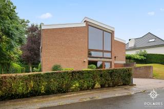*** RESERVEER UW BEZOEK VIA WWW.POLARES.EU***<br /><br />Op een rustige en residentiële ligging in Hoeilaart, op de rand met Overijse en vlak bij de oprit van de E411, vinden we deze karaktervolle woning uit 1969. <br />Een woning met een uitgesproken 70’s vibe, gelegen in het hart van de Druivenstreek, op een perceel van 5 are 37 ca.<br /><br />De woning verkeert in uitstekende algemene staat, maar biedt tegelijk de mogelijkheid om verder op te frissen en te moderniseren volgens eigen smaak. De simulaties bij de advertentie geven alvast een idee van het potentieel.<br /><br />Op het gelijkvloers beschikt de woning over een ruime inkomhal, een inpandige garage, een praktische werkruimte, 2 slaapkamers, een badkamer en een afzonderlijk toilet.<br />De eerste verdieping omvat een ruime en lichtrijke leefruimte met gezellige tv-hoek, een keuken, een 3de slaapkamer, een tweede badkamer en een apart toilet.<br />Achteraan bevindt zich een aangename westelijk georiënteerde tuin, ideaal om vanaf de namiddag van de zon te genieten.<br /><br />Ook technisch zijn er belangrijke troeven: <br />- Het dak werd volledig gerenoveerd in 2025<br />- Dubbele beglazing in PVC/hout<br />- EPC-label C is er geen renovatieverplichting<br />- Niet gelegen in een risicozone voor overstromingen <br />- Behoudens één bakeliet schakelaar op het gelijkvloers, is de woning asbestveilig <br /><br />Een woning met karakter, ruimte en mogelijkheden, ideaal voor wie een rustige ligging combineert met een vlotte bereikbaarheid en graag een eigen hedendaagse toets aan een authentieke woning geeft.<br /><br />Plannen en documenten? Download ze via www.polares.eu.
