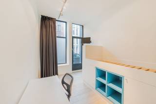 <p>Dit kwalitatieve kot ligt op TOP locatie, vlakbij het nieuwe Zuidpark en het bruisende Antwerpse Zuid. Voorzien van een bed (matras zelf te voorzien), bureau en bureaustoel, kleerkast, eigen microgolfoven en koelkast, televisie, safe en eigen badkamer met toilet, douche en lavabomeubel; kortom, alles wat een moderne student nodig heeft voor top studieresultaten. Elk verdiep heeft een gemeenschappelijke keuken ter beschikking, voorzien van alle apparatuur. Verwarming op airco (lucht-lucht warmtepomp). Gemeenschappelijke fietsenstalling. Gebouw voorzien van een lift. Huurprijs: 660 euro - Gemeenschappelijke kosten: 69 euro (schoonmaak afvalophaling, internet, waterverbruik). Elektriciteit met eigen meter. Contract voor 12 maanden.</p>