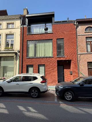 TE KOOP - RONSE. Op zoek naar een comfortabel en instapklaar appartement op een topligging in het centrum van Ronse? Dit charmante...
