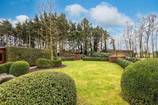 <h3>Ruime open bebouwing te Rijkevorsel</h3>
<p>In een groene omgeving in <strong>Rijkevorsel</strong> vinden we deze <strong>open bebouwing</strong> met een doordachte indeling, ruime volumes en tal van mogelijkheden. Ideaal voor wie comfortabel wil wonen met privacy, licht en natuur rondom.</p>
<p>Bij het betreden van de woning komen we in de centrale inkomhal met open trap, die toegang geeft tot de verschillende leefruimtes. De <strong>lichtrijke woonkamer</strong> biedt voldoende plaats voor een gezellige zithoek en eetruimte. Aansluitend bevindt zich de <strong>praktisch ingerichte keuken</strong>. Naast de keuken vinden we een <strong>douchekamer met veel opbergruimte</strong>, die doorloopt naar de <strong>zeer ruime dubbele garage </strong>van ca. 45m². Deze is ideaal voor het stallen van een wagen, fietsen en extra opslag.</p>
<p>Op de <strong>eerste verdieping</strong> bevinden zich <strong>drie volwaardige slaapkamers</strong>, waaronder een bijzonder ruime master bedroom met aansluitende <strong>dressing</strong>. De verdieping wordt vervolledigd door een <strong>badkamer</strong> en een centrale overloop die zorgt voor een vlotte circulatie tussen de ruimtes. Via een luik is bovendien toegang tot de praktische <strong>bergzolder</strong>.<br /><br />De woning beschikt ook over een <strong>groot overdekt terras</strong> en een verzorgde, <strong>zuidgerichte tuin</strong>. Er is ook een ruime <strong>tuinberging</strong> voorzien.</p>
<p>Deze woning combineert <strong>ruimte, rust en potentieel</strong> en vormt een ideale thuis voor gezinnen of natuurliefhebbers die graag wonen in een landelijke, maar vlot bereikbare omgeving.</p>