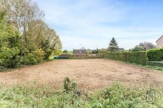 <p>Deze ruime bouwgrond van 1.002 m² geniet van een uitstekende en vlot bereikbare ligging, op amper 10 minuten van Ronse en 20 minuten van Doornik. Een ideale combinatie van landelijke rust en een goede verbinding naar de omliggende steden.<br /><br />Het perceel is bestemd voor open bebouwing en beschikt over een indrukwekkende straatbreedte van circa 29 meter, wat tal van mogelijkheden biedt voor uw toekomstige woning. Dankzij de gunstige zuidoriëntatie geniet u bovendien van een zonnige tuin en een maximale lichtinval doorheen de dag.<br /><br />Bovendien geldt er geen bouwverplichting, waardoor u volledig vrij bent om te bouwen wanneer het u past en volgens uw eigen visie. Een interessante opportuniteit voor wie op zoek is naar ruimte, flexibiliteit en een sterke ligging.<br /><br />De afgebeelde woning is een AI-gegenereerde visualisatie en niet bindend.<br />Meer info of plan je bezoek: wim@immobeguin.be<br />Te koop via Immo Beguin, uw vastgoedexpert sinds 2009, met kantoren in Ronse, Waregem, Kortrijk, Deinze, Doornik en Lessen.</p>