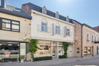 <p>Handelspand met Duplexappartement in het centrum van Bree.<br /><br />Unieke investering in het bruisende centrum van Bree, gelegen aan de toegangsweg van het centrum, met veel passage en nabij openbare parkeergelegenheid.<br />Dit pand biedt een handel gelijkvloers, momenteel in gebruik als een kapperszaak. Dankzij de toplocatie in de Hoogstraat geniet u van een constante stroom voorbijgangers en klanten. De ruimte is instap klaar en kan eenvoudig worden aangepast aan andere commerciële doeleinden.<br /><br />Boven de zaak bevindt zich een ruim en lichtrijk duplexappartement. Dit stijlvolle appartement beschikt over een moderne keuken, een gezellige leefruimte, 2 ruime slaapkamers en een badkamer. Daarnaast is er een zonnig dakterras waar u kunt genieten van uw privacy.<br /><br />Het is perfect mogelijk het pand als investering te gebruiken mits men voor beide entiteiten een aparte toegang kan voorzien.<br /><br />Opgelet: voor deze woning is mogelijk een renovatieverplichting van toepassing. Wil je meer weten? Zie https://www.vlaanderen.be/een-woning-kopen/renovatieverplichting-voor-residentiele-gebouwen-vanaf-2023<br /><br /></p>