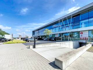 Deze high-end afgewerkte kantoren te huur bieden uitstekende zichtbaarheid dankzij hun ligging langs de N47. De nabijheid van de afrit Zele...