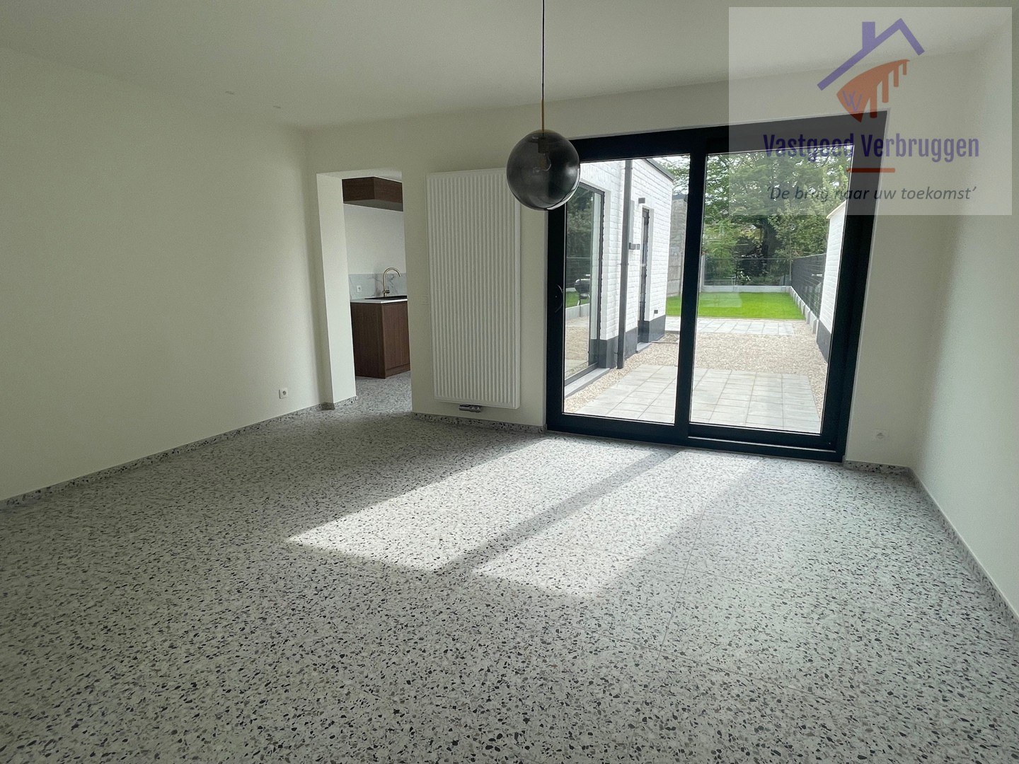 Volledig gerenoveerde woning met tuin en autostaanplaats op toplocatie - foto 5
