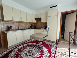 Bij het betreden van de woning kom je binnen via een verzorgde inkomhal die toegang geeft tot de verschillende ruimtes. De living is lichtrijk en biedt voldoende plaats voor een gezellige zit- en eethoek. Aansluitend bevindt zich de keuken, die is uitgerust met een kookvuur, een dampkap en koelkast.<br /><br />Het appartement beschikt over twee slaapkamers. De ingerichte badkamer is voorzien van een ligbad, een lavabomeubel en een toilet. Daarnaast is er een handige berging aanwezig die extra opbergruimte biedt voor huishoudelijke spullen, voorraad of wasmachine.<br /><br />Achteraan het gebouw bevindt zich een private autostaanplaats.<br /><br />Het appartement is beschikbaar vanaf 15 juli en wordt aangeboden aan een maandelijkse huurprijs van €795.<br /><br />Ben jij op zoek naar een instapklaar, gelijkvloers appartement met twee slaapkamers en autostaanplaats in Lokeren? Neem dan zeker contact met ons op voor meer info of om een bezoek te plannen. Deze woning is zeker de moeite waard om te ontdekken.