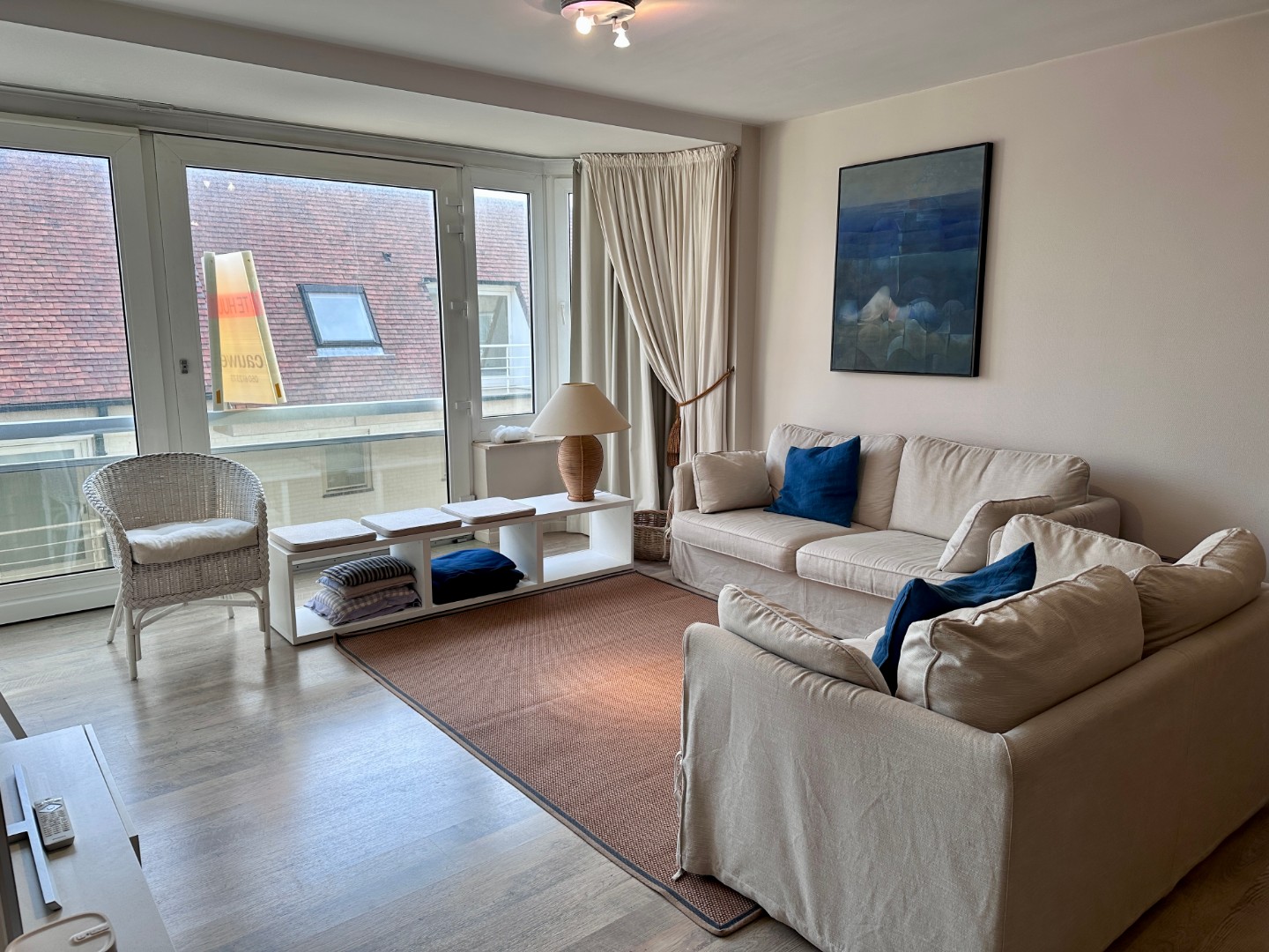 Te huur: Ruim 2-slaapkamerappartement in Het Zoute met lateraal zeezicht en optionele garage - foto 3