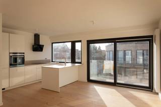 Dit prachtig appartement is gelegen in het hart van Stabroek en combineert stijlvol wonen met hedendaags comfort. De woonruimte met open keuken...