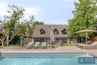 Square Estate presenteert u deze ruime, volledig gerenoveerde villa in de aangename woonwijk Bouchout. Deze villa is als volgt ingedeeld: Op de...