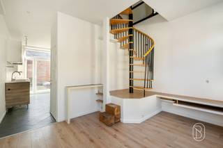 <p>Dit appartement in "duplex"-stijl, dat in 2013 is gerenoveerd en ideaal is voor een belegger, is perfect gelegen op de 1e verdieping van een klein gebouw met 2 appartementen, dicht bij alle voorzieningen en op een steenworp afstand van het stadscentrum en de hoofdwegen. Het is als volgt ingedeeld:</p><p>Een lichte woonkamer, een ingerichte keuken en een vaste trap die naar de bovenverdieping leidt, waar zich twee slaapkamers en een badkamer bevinden.</p><p>Ideaal als huurinvestering, zeker een bezichtiging waard.</p>
