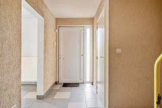 <p><strong>Pal in het centrum van Putte-Kapellen gelegen lichtrijke en op te frissen HOB op ca. 360 m² met zuidoostoriëntatie!</strong><br />Rustig gelegen in een aangename laan, op wandelafstand van alle winkels, HoReCa, openbaar vervoer en natuurgebied.<br /><br />Deze woning heeft in zijn totaliteit 3 bouwlagen, waaronder:<br />1. Een gelijkvloerse verdieping <br />2. Een eerste verdieping met 4 slaapkamers <br />3. Een ruime zolder</p>
<h4>Voorzieningen op de gelijkvloerse verdieping</h4>
<p>- Inkomhal met gastentoilet voorzien van handenwasser<br />- Ruime en lichtrijke leefruimte met raampartijen langs drie zijden<br />- Open keuken voorzien van toestellen, met rechtstreeks contact tot terras en tuin<br />- Praktische wasplaats/berging<br />- Toegang tot zonnig terras en privatieve tuin</p>
<h4>Voorzieningen op de eerste verdieping</h4>
<p>- Centrale hal<br />- 4 ruime slaapkamers <br />-Badkamer met ligbad, wastafel en toilet</p>
<h4>Zolderverdieping:</h4>
<p>- Enorme zolder met natuurlijke lichtinval dankzij bestaande ramen<br />- Ideaal geschikt voor het creëren van extra kamers, hobbyruimte of bureel</p>
<h4>Tuin</h4>
<p>- Zonnig en afgesloten terras met mooi aangelegde privatieve tuin, deels overdekt<br />- Rustige ligging met maximale privacy</p>
<br />
<h4>Bijzonderheden</h4>
<p>- Lichtrijke, breed opgezette woning met veel potentieel<br />- Gunstige zuidoostoriëntatie<br />- Mogelijkheid tot uitbreiding op zolder<br />- Centrale ligging op wandelafstand van winkels, horeca, scholen, openbaar vervoer en natuur</p>