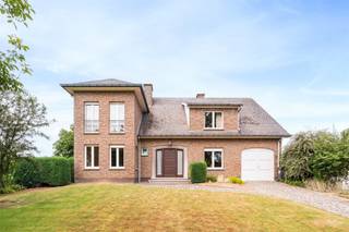 <p>Karaktervolle gezinswoning met 7 slaapkamers op een perceel van 1.305 m² in Oosterzele</p><p>Bent u op zoek naar een ruime woning met karakter en tal van mogelijkheden? Dan is deze statige gezinswoning in het landelijke Oosterzele beslist een bezoek waard. Gelegen op een mooi perceel van 1.305 m² combineert deze eigendom een rustige ligging met een uitstekende bereikbaarheid.</p><p>Met maar liefst zeven slaapkamers biedt deze woning uitzonderlijk veel ruimte. Ideaal voor grote gezinnen, samengestelde gezinnen, kangoeroewonen of wie op zoek is naar extra kamers voor een bureau, praktijk of hobbyruimte.</p><p>De leefruimtes bieden een aangename basis om volledig naar eigen smaak te moderniseren. De functionele keuken, badkamer, berging en garage zorgen ervoor dat alle essentiële voorzieningen aanwezig zijn.</p><p>Een extra troef is de zolder en ruime kelder.</p><p>Ook buiten heeft deze eigendom heel wat te bieden. De ruime tuin vormt de ideale plek om in alle rust te genieten van het landelijke uitzicht. De oprit biedt bovendien voldoende parkeergelegenheid op eigen terrein.</p><p>Deze woning is de perfecte opportuniteit voor wie op zoek is naar een karaktervolle woning met veel woonoppervlakte en renovatiepotentieel. Dankzij de combinatie van ruimte, een royaal perceel en een rustige ligging vormt dit een unieke kans om uw droomwoning te realiseren in het groene Oosterzele.</p><p>EXTRA: De vermelde prijs is een startprijs. Deze methode geeft jou, als potentiële koper, de kans om op een transparante manier te bieden. Na ontvangst van deze biedingen zal de verkoper beslissen of hij/zij de eigendom verkoopt aan het hoogste bod, de start / richtprijs is aldus niet bindend voor de verkoper.</p>