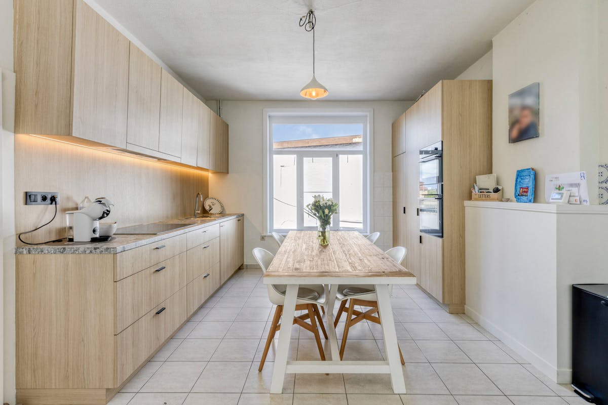 Huis te koop met drie slaapkamers en drie garages. - foto 4