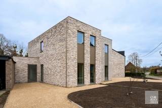 <span><strong>INDELING &amp; AFWERKING</strong><br /></span>
<p>Bij het betreden van de woning komt u in de inkomhal, waar een gastentoilet is voorzien.<br />De open keuken met bergruimte biedt een mooi zicht op de tuin en zorgt voor een sterke connectie met het omliggende groen.</p>
<p>Op de eerste verdieping bevinden zich drie slaapkamers en een badkamer, uitgerust met een regendouche en toilet.</p>
<p>Daarnaast beschikt de woning over een ruime berging, afzonderlijk en ook toegankelijk via de carport, met directe toegang tot de tuin.</p>
<p>De tuin grenst aan een partij bomen, wat zorgt voor een uitgesproken natuurlijk en rustgevend gevoel.<br /><br /><br /><br /></p>
<strong></strong><span><strong><br /><br /><br /></strong></span>