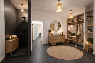 Would you also like to live within walking distance of the bustling Zuid district? This cosy one-bedroom flat is located in this small-scale building. The building has been completely stripped and professionally rebuilt. The original wooden floors have been replaced by a durable concrete floor construction. Everything has been renovated: central heating system, all pipes, electricity, windows, doors, roof, sanitary facilities. ... Additional storage space and bicycle storage. All utilities at your own expense.Be inspired when choosing your kitchen. Completely according to your style and colour! As an added bonus, you can relax on the communal roof terrace.Would you like to sell your property or are you looking for a real estate agent for rental or management?Get to know us!Abricasa – Real estate for generations: Your real estate partner