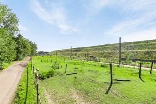 Zéér ruim perceel grond gelegen in 2 verschillende bestemmingszones (gebied voor dagrecreatie en parkgebied). Thans volgens kadaster gekend...