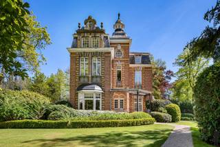 <p>"Villa Ter Beuken". Verfijnd, gerenoveerd en instapklaar landhuis in eclectische stijl op ca. 2.932 m² te Hoogboom. Via een oprijlaan treft u het goed omsloten object dat tot in de puntjes werd voorien van luxe en comfort.<br /><br />Indeling:<br />Gelijkvloers:<br />Majestueuze inkomhal met toegang tot de prachtige living met hoge plafonds, aangename lichtinval, 2 openhaarden en prachtige eiken vloeren. Aan de andere zijde een familyroom/eetkamer met mooi zicht op het groen en fraai ingemaakt kastwerk. In de luxueuze eet-leefkeuken wordt koken een plezier en het contact met de terrassen rondom is er optimaal.<br /><br />Tussenverdieping:<br />Hier bevinden zich de groot opgevatte hoofdbadkamer voorzien van inloopdouche, ligbad, dubbele wastafel en toilet en kinderbadkamer voorzien van ligbad/douche en wastafel. <br /><br />1ste verdieping:<br />Een centrale en statige nachthal verleent toegang tot de mastersuite met enorme dressing en openhaard. Voorts op deze etage nog een 2de ruime slaapkamer met invallend licht langs 2 zijden. Dezelfde hoge raampartijen als beneden sieren hier de ruimtes.<br /><br />2de verdieping:<br />Wederom verleent een centrale nachthal toegang tot 4 enorme kinderslaapkamers met elk een eigen karakter. Mooie elementen van het dakgebinte zijn zichtbaar.<br /><br />Souterrain:<br />Onder het gehele object zit een nieuwe kelderverdieping met het gastentoilet voorzien van handenwasser, wijnkelder, storage, was- en strijkkamer en een ruimte van maar liefst 50m² als bar/biljart en wellness.<br /><br />Koetshuis/guesthouse:<br />Slechts aan de overzijde van een kleine binnenplaats ligt het voormalige koetshuis dat prachtig werd omgevormd tot een volwaardige aanvulling op de villa ingericht met prachtige kantoren. toilet met handenwasser en boven 2 gastenkamers (of bureel) en badkamer.<br /><br />Algemeen:<br />Het betreft een van de beter bewaarde en op punt gestelde pareltjes van Hoogboom. Royale ruimtes, hoge plafonds prachtige elementen en aangename lichtinval zijn de kenmerken die hand in hand gaan met alle hedendaags comfort en luxe. Het object komt door zijn enorme mulifunctionele ruimtes op het souterrain of het koetshuis perfect in aanmerking voor een praktijk of het uitbouwen van een ondernemening.</p>