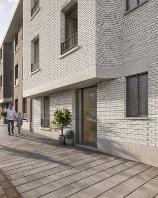 Dit energiezuinig nieuwbouwappartement in de Onderstraat te Gavere (ligging op 30 m van de Gaverse Markt) is een echte topper, met o.a. vloerkoeling in de zomer. <br /><br />Het appartement, gelegen op de eerste verdieping, beschikt over een inkomhal met gastentoilet, een lichtrijke leefruimte met open keuken (uitgerust met vaatwasser, combi-oven, combi-koelkast), een praktische berging, 2 ruime slaapkamers en een badkamer met lavabomeubel en douche. Daarnaast geniet je van een zuid gericht terras. <br /><br />Technisch en energetisch top (negatief E-peil ! (-27)) met o.a.: <br />- keramische tegels in inkom, keuken, leefruimte, badkamer, toilet en berging ;<br />- vinylparket in slaapkamers ;<br />- geothermische warmtepomp, ventilatiesysteem type C+, zonnepanelen, ... ;<br />- gordijnbakken en verlichtingsarmaturen zijn voorzien. <br /><br />Eveneens inbegrepen in de huurprijs: autostaanplaats (achterkant van het gebouw). <br />Provisie kosten: 85 EUR / MAAND. <br /><br />Het appartement kan vrij zijn vanaf 15/11 e.k. .