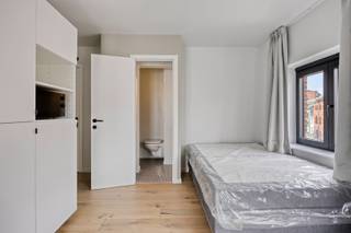 Deze prachtig gerenoveerde kamers bevinden zich op een rustige locatie vlakbij het centrum van Leuven. Het betreft een residentie met 35 units bestaande uit kamers met privé-sanitair en studio's met een ruime fietsenstalling en 2 gemeenschappelijke keukens. <br /><br />Dit prachtige pand werd in 2024 volledig vernieuwd en aangepast aan de hedendaagse eisen. Momenteel zijn de laatste details in afwerking. <br /><br />Alle units beschikken over een privé-badkamers.<br />Bijzonder is de ruime gemeenschappelijke fietsenstalling en ruime keukens. Enkele kamers beschikken over een privaat terras. <br />Super EPC score: A! <br /><br />De kamers worden volledig gemeubeld verkocht. Ideaal voor eigen gebruik of als investering.<br /><br />Aarzel niet mij te contacteren voor verdere inlichtingen of voor een plaatsbezoek.