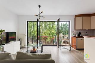 <p><span>Ontdek dit instapklare appartement op de tweede verdieping van een goed onderhouden residentie in een rustige en aangename buurt van Koekelberg, vlakbij winkels, scholen, openbaar vervoer en op wandelafstand van het Elisabethpark en de Basiliek van Koekelberg. Een ideale ligging met een vlotte verbinding naar het centrum van Brussel en de grote invalswegen. Het appartement werd enkele jaren geleden volledig opgefrist en sindsdien met zorg onderhouden. Technisch is alles perfect in orde. De elektrische installatie is conform en de EPC-score C (119 kWh/m²) is uitstekend. Bij het betreden van het appartement komt u in een lichtrijke leefruimte met open karakter. De grote ramen en het aangename balkon met groot chassis zorgen voor veel lichtinval en een mooi, groen uitzicht op de gemeenschappelijke tuin. De open keuken is volledig uitgerust met alle nodige toestellen. Verder beschikt het appartement over twee volwaardige slaapkamers, een badkamer met ligbad en douchefunctie, een aparte toilet, en een praktische berging met aansluiting voor wasmachine. Een groot pluspunt: het appartement beschikt over een staanplaats in de ondergrondse parking, inbegrepen in de prijs. Kortom, een perfect onderhouden en instapklaar appartement met een uitstekende ligging.</span><span> </span></p>