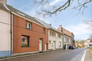 <p><span>SFEERVOLLE WONING MET 3 SLAAPKAMERS EN ZUID-WEST GEÖRIENTEERD TERRAS.<br />Gelegen in het pittoreske centrum van Eikevliet (Bornem). Vlotte bereikbaarheid via de N16 en A12. </span></p><p><span>De woning werd in de loop der jaren grondig gerenoveerd met respect voor het charmante en authentieke karakter.</span></p><p><span>Gelijkvloers</span><span>: inkomhal / wc / lichtrijke, gezellige leefruimte met eetplaats en salon - ingerichte open keuken met hoogwaardig gasvuur / aangenaam, zuidwest-georiënteerd terras (9 m²). <br /></span><span>1ste verdieping</span><span>: nachthal / 2 ruime slaapkamers (16 m² - 16 m²) / wasplaats.<br /></span><span>2de verdieping</span><span>: slaapkamer (14 m²) / gerenoveerde badkamer met inloopdouche.</span></p><p><span>Kelderverdieping: ingerichte kelderruimte met extra bergruimte, hobbyruimte.<br />Doorgang (erfdienstbaarheid) aan rechterkant gevel, handige doorgang voor fietsen, ....<br />Elektriciteit conform AREI.</span></p>