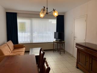 Dit gemeubeld appartement bestaat uit woonkamer, keuken, koertje, ruime slaapkamer, separaat toilet en badkamer met douche.<br />Vrij per 01/10/2026.<br /><br />Privatieve tellers voor elektriciteit, water en gas.<br />EPC: 331 kWh<br /><br />Maandelijkse huurprijs: 660 EUR + 10 EUR elektriciteit gemene delen = 670 EUR per maand.