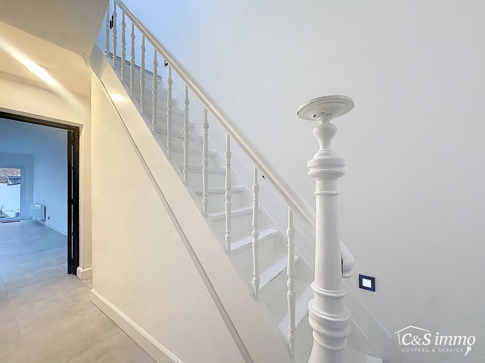 Volledig gerenoveerde woning met tuin en drie slaapkamers - foto 4