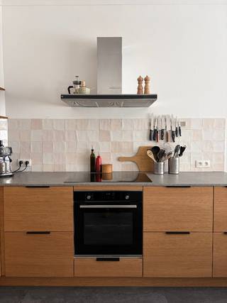 Apt Pagodenwijk, Grote tuin, Garage met staanplaats.<br /><br />Volledig gerenoveerd (2022) lichtrijk appartement met 1 slaapkamer en 1 bureau (mogelijkheid tot 2de slaapkamer)<br /><br />Volledig uitgeruste keuken, nog onder garantie. Badkamer met inloopdouche.<br />Het appartement beschikt over een groot zonnig terras. Er is veel opbergruimte dankzij de 3 kelders en proviantkast/vestiaire.<br />CV-leidingen, toiletleidingen en dak vernieuwd, elektriciteit vernieuwd en conform.<br /><br />Ook aanwezig: slimme thermostaat, gepantserde branddeur, intercom, brandmelder en aansluiting voor fiberinternet.<br /><br />EPC-score: E (251 kWh/m2).<br /><br />Gebouw met lage gemeenschappelijke kosten en individuele water-, gas- en elektriciteitsmeters<br />Gelegen nabij het Park van Laken, winkels, bakker, scholen en openbaar vervoer (tram en bus op wandelafstand: De Wand, Araucaria)<br /><br />Garage met staanplaats verplicht bij aan te kopen voor €25.000.<br /><br />Bezoek op afspraak, mailen naar pagodenlaan367@gmail.com / bericht of bellen naar 0456/93.30.92.<br /><br />Immo, gelieve u te onthouden AUB.