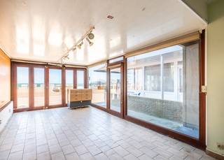 <p>Gelegen op de prachtige Zeedijk in Koksijde, biedt dit handelspand een unieke kans voor ondernemers die hun bedrijf in een gewilde locatie willen vestigen. De locatie aan de kust trekt zowel lokale bewoners als toeristen aan, wat zorgt voor een constante stroom van potentiële klanten. Deze omgeving biedt niet alleen zichtbaarheid, maar ook een levendige sfeer die ideaal is voor een breed scala aan commerciële activiteiten.<br /> </p>
<p>Het te renoveren pand is te koop en biedt een blanco canvas voor uw ondernemingsplannen. Door de centrale ligging bent u verzekerd van een gemakkelijke toegang tot de belangrijkste voorzieningen en uitvalswegen. Deze kans is perfect voor zowel startende als gevestigde ondernemers die willen profiteren van een dynamische markt. Neem de stap om uw visie te realiseren in dit aantrekkelijke handelspand aan de Zeedijk.<br /><br />Het handelspand van 158 m² werd als volgt ingedeeld: inkom/vitrine, commerciële ruimte, afzonderlijk toilet, keuken, stockageruimte achteraan, ruime kelder bereikbaar via binnentrap. <br /><br />Tussen de foto's zitten enkele 3D beelden met mogelijke handelsactiviteiten. <br /><br />Ondernemen op de Zeedijk van Koksijde? Contacteer ons vandaag nog voor een afspraak ter plaatse! </p>