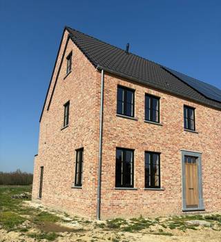 Ontdek deze prachtige halfopen bebouwing op een royaal perceel van 650 m², gelegen in de Baaigemstraat te Gavere. Geniet van een mooie ligging met...