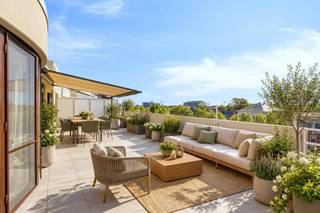 Op een unieke locatie aan de Coupure vinden we dit bijzonder lichtrijke appartement met een troef die je maar zelden tegenkomt: maar liefst 100 m² terras, verdeeld over een voor- en achterterras. Voeg daar de vergezichten over het water, de stad en de historische skyline van Gent aan toe, en je krijgt een plek die meer aanvoelt als een penthouse dan als een klassiek appartement.<br /><br />Het appartement beschikt over ca. 100 m² bruto bewoonbare oppervlakte en geniet dankzij de grote raampartijen van bijzonder veel lichtinval. De leefruimte vormt het hart van de woning en staat rechtstreeks in verbinding met de terrassen. <br /><br />De aparte keuken is praktisch ingericht en kan, indien gewenst, eenvoudig worden opengewerkt naar de leefruimte. Verder zijn er twee slaapkamers, een badkamer en voldoende bergruimte. Op het terras bevinden zich bovendien nog twee compacte bergingen en in de kelder is een private berging van ca. 4 m² aanwezig.<br /><br />Het appartement dateert van 1994 en is goed onderhouden. Wie vandaag kiest voor een modernere afwerking, kan met een gerichte update het geheel volledig naar eigen smaak brengen. Technisch staat het appartement alvast sterk: het beschikt over een EPC-label B en is asbestveilig. Er werd recent ook een airco/ warmtepomp voorzien in de leefruimte. <br /><br />En dan zijn er natuurlijk de terrassen. Samen goed voor ongeveer 100 m² buitenruimte bieden ze verschillende mogelijkheden: ontbijten in de ochtendzon, lang tafelen met vrienden, een groene stadstuin op hoogte creëren of simpelweg genieten van de rust en het uitzicht. De buitenruimte maakt van dit appartement iets wat je niet zomaar in vier muren kunt vatten.<br /><br />Verder is er een ondergrondse staanplaats aanwezig die mee aangekocht dient te worden voor 40.000 EUR. <br /><br />Een appartement met ruimte, licht en vooral een uitzonderlijke ligging met de Coupure voor de deur en het historisch centrum van Gent als panorama.<br /><br /><br />Bestuursmaatregelen in het maatregelenregister: nee<br /><br />Deze AI-visualisaties zijn bedoeld als inspiratie. Er werd geen rekening gehouden met technische specificaties, stedenbouwkundige voorschriften of de concrete mogelijkheden tot realisatie.