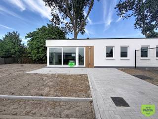 Vakantiedomein Zeedroom II – Eigentijds genieten aan de Belgische kust<br /><br />Welkom in Zeedroom II, een exclusief en kleinschalig vakantiedomein, gelegen aan de Lombardsijdelaan 165 (woningen 8 t.e.m. 15) te Westende. Dankzij de uitstekende ligging op de grens van Westende en Lombardsijde, langs de verbindingsweg tussen Nieuwpoort en Oostende, geniet u van een ideale uitvalsbasis vlak bij strand, zee, duinen en openbaar vervoer.<br /><br />Elke vakantiewoning wordt volledig uitgerust met duurzame en energiezuinige technieken zoals een warmtepomp/airco en duurzame isolatie, zodat u zorgeloos kunt genieten van maximaal comfort. Er is keuze uit vakantiewoningen met 2 of 3 slaapkamers.<br /><br />Standaard inbegrepen:<br /><br />- Privatieve tuin<br />- Ruim zonneterras<br />- Eigen parkeerplaats <br />- Airconditioning (koelen en verwarmen) via warmtepomp<br />- Zonnepanelen<br />- Grote raampartijen voor een optimale lichtinval<br />- Uniek woonconcept<br /><br />De zuidgerichte woningen worden gebouwd volgens de maximaal toegelaten oppervlakte van 80 m². Dankzij het doordachte, gelijkvloerse ontwerp wordt elke vierkante meter optimaal benut.<br /><br />In tegenstelling tot vele andere vakantiewoningen in de regio zijn er geen hellende daken of verloren ruimtes, waardoor alle vertrekken volwaardig en praktisch ingericht zijn. Dit resulteert in een uitzonderlijk ruimtelijk gevoel en een optimaal wooncomfort.<br /><br />Zeedroom II combineert een eigentijdse architectuur, duurzame technieken en een topligging aan de kust. De ideale keuze als tweede verblijf, vakantieverblijf of interessante investering met een blijvende meerwaarde.