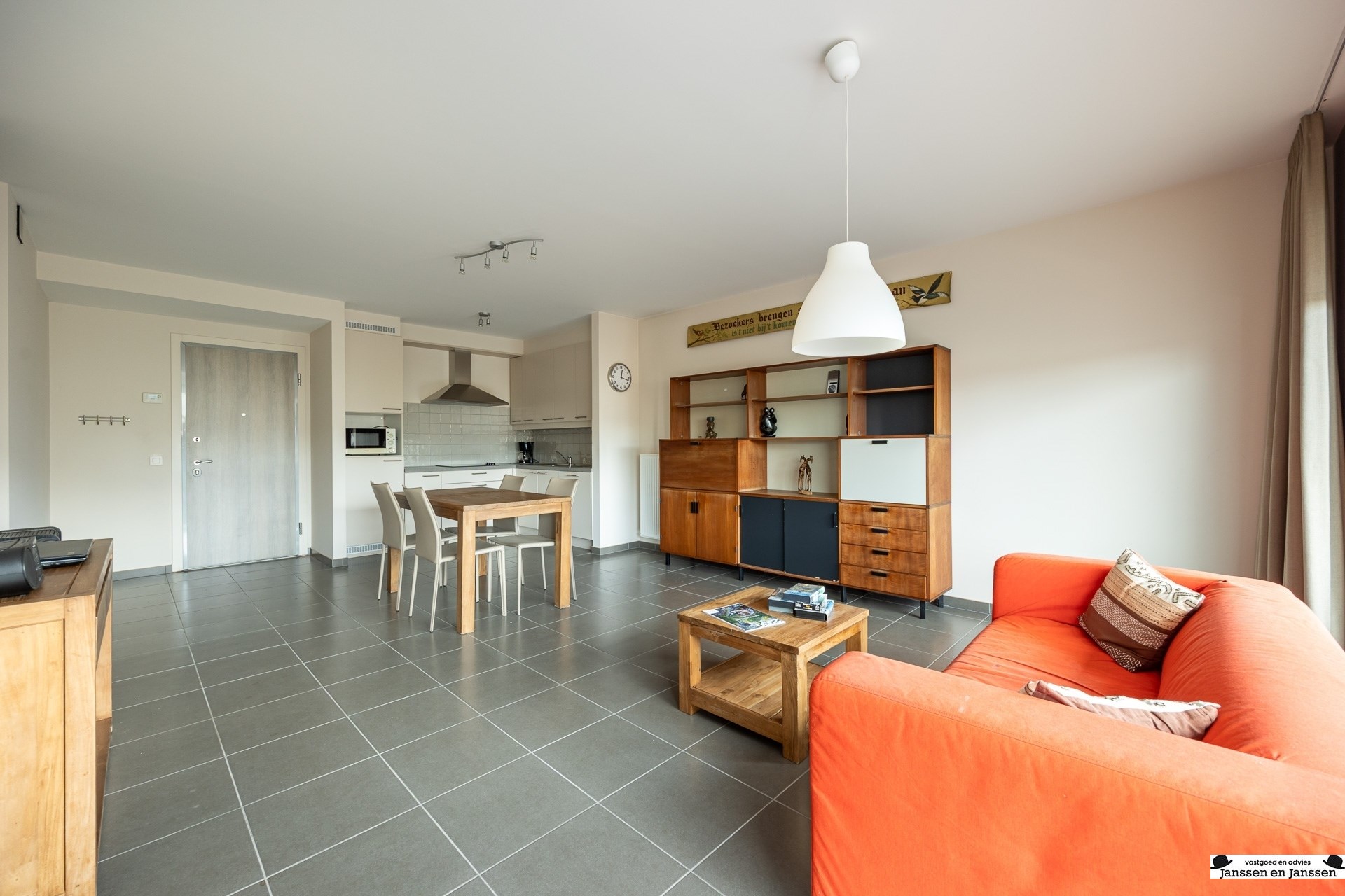 Instapklaar 1-slaapkamerappartement met groot terras in hartje Brasschaat - foto 4