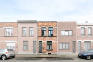 <p>Te koop: gesloten woning in Antwerpen 2020, gelegen in de Marathonstraat, nabij winkels, scholen, openbaar vervoer en met een vlotte verbinding naar het centrum en belangrijke invalswegen.<br /><br />Deze charmante woning biedt een aangename tuin van 81 m², ideaal om te genieten van rust, ontspanning en gezellige momenten buiten. Met twee volwaardige slaapkamers is dit huis perfect voor starters, koppels of kleine gezinnen. De ligging in een levendige buurt met alle voorzieningen binnen handbereik maakt het een praktische en aantrekkelijke keuze.<br /><br />Belangrijkste ruimtes:<br />• Living met gezellige sfeer en natuurlijke lichtinval<br />• Keuken met gasfornuis en oven, aansluitend op eetkamer<br />• Eetkamer met ruimte voor een grote eettafel<br />• Badkamer met inloopdouche, ligbad, toilet, aansluiting voor wasmachine en droogkast, en wastafel<br />• Twee volwaardige slaapkamers<br />• Hal en berging met verwarmingsketel<br />• Kelder voor extra opslag<br />• Tuin (81 m²) met mogelijkheden voor ontspanning en buitenactiviteiten<br /><br />Troeven:<br />• Aangename tuin van 81 m²<br />• Twee volwaardige slaapkamers<br />• Centrale ligging nabij winkels, scholen, openbaar vervoer en invalswegen<br /><br />Neem vandaag nog contact op met je ERA-makelaar voor een bezoek. JOUW DROOMHUIS. ZO GEVONDEN!</p>