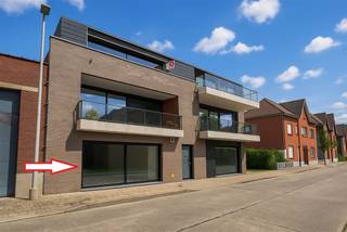 Welkom in dit moderne en ruime appartement, gelegen in het hart van Roeselare. Met een bewoonbare oppervlakte van 113m² biedt dit appartement twee comfortabele en goed ingerichte slaapkamers. De open en lichte woonkamer biedt een prachtig uitzicht op de omgeving dankzij de grote raampartijen die overvloedig natuurlijk licht binnenlaten. De moderne keuken is voorzien van alle nodige apparatuur en heeft een strakke afwerking die perfect past bij het eigentijdse interieur van het appartement. De badkamer is voorzien van een dubbele wastafel, een inloopdouche en een bad. Daarnaast is er een apart toilet en een praktische berging aanwezig.De grote garage biedt extra opslagruimte en zorgt voor een veilige parkeerplaats voor uw wagen.Profiteer van de nabijheid van lokale voorzieningen, winkels en openbaar vervoer. Mis deze unieke kans niet om eigenaar te worden van een stukje luxe in Roeselare. Neem vandaag nog contact met ons op voor een bezichtiging!