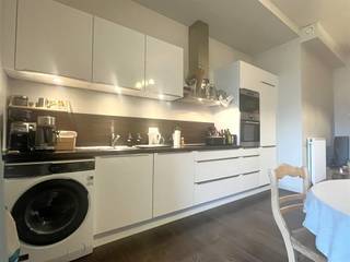 Surf naar www.abricasa.be en plan jouw verhuurafspraak in samen met onze digitale assistente Alice!Fijn appartement met 1 slaapkamer én zalig terras!Via de trap/lift bereik je het appartement op de 1ste verdieping. Het beschikt over een lichtrijke en ruime leefruimte met open keuken. De keuken is volledig geïnstalleerd met o.a. afwasmachine, ijstkast, diepvries, microgolfoven, oven, aansluiting wasmachine... Via de grote raam kan je het zalig (winter)terras van 11m² bereiken. De glazen wanden van het terras kunnen volledig open en dicht. Zo kan je bij elke temperatuur genieten van jouw terras met uitzicht op de groene gemeenschappelijke tuin. De badkamer is voorzien van lavabomeubel, toilet en ligbad met douche. De slaapkamer ligt aan de voorkant van het gebouw en is ruim met 13m². Verder beschik je nog over een berging, gemeenschappelijke fietsenberging en kelder. Het ligt op 10min van het centrum en vlakbij oprit autostrades. .- NIET GEMEUBELD - EPC: 90 kWh/m²jaar UC: 3357149-RES-1- Maandelijkse kosten: 65,- euro bevatten: onderhoud &amp; verbruik gemeenschappelijk delen- Huurwaarborg: 2.490,- euro (3 maanden huur) - Beschikbaar: Datum 1/05/2026- Type contract: Bepaalde duur 1 jaar Abricasa staat voor een persoonlijke én actieve vastgoedbegeleiding van A tot Z! Leer ons kennen!