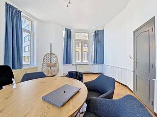 <p><span>BEZOEKMOMENT VOLZET. Dit lichtrijk, recent gerenoveerd appartement (2024), bevindt zich op een zeer gunstige locatie op wandelafstand van het </span><span>Sint-Pieters station</span><span>. In de buurt vind je een mix van recreatiemogelijkheden, leuke eetplekjes en groene parken zoals het </span><span>Citadelpark</span><span>. </span></p><p><span>De woonkamer (21m²) geniet dankzij de vele ramen van veel natuurlijk licht en een panoramisch 180° uitzicht. De slaapkamer (9m²) bevindt zich aan de straatkant van de Lucas de Heerestraat. Verder is er een tweede kamer (5m²) die kan benut worden als bureau of dressing. De keuken is uitgerust met inductie kookplaat, dampkamp, oven en enkele spoelbak. Er is geen aansluiting tot vaatwasmachine. De badkamer (5m²) is voorzien van douche, enkele wastafel, opbergkastje en toilet. Hier is aansluiting tot wasmachine aanwezig. </span></p><p><span>Het appartement bevindt zich op de eerste verdieping zonder lift. Provisie omvat onderhoud gemeenschappelijke delen + eigen verbruik water. </span></p><p><span> </span></p>