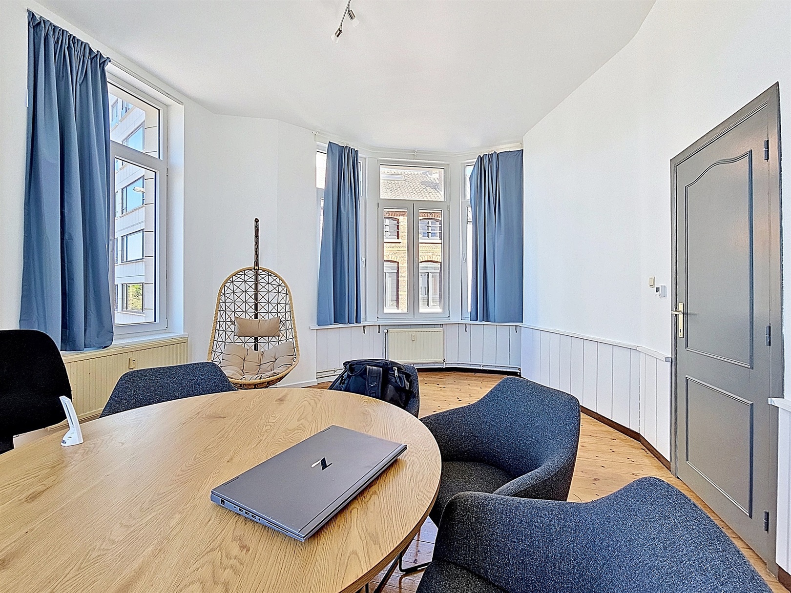 Gerenoveerd en lichtrijk appartement nabij Sint-Pieters station! - foto 3