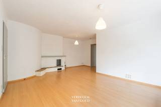 <p><span>Wonen in het groen<br /></span><span>Hier kijk je zo de boomkruinen in: je woont hier midden een uniek park, bijna 1,7 hectare wandelgroen met oude eiken en kastanjes.<br />Winkelen doe je te voet, R4 is vlakbij en openbaar vervoer brengt je makkelijk naar het centrum van Gent.<br /><br /></span><span>Lichtrijk parkappartement met ruim terras<br /></span><span>Je komt binnen in de inkomhal die je meteen naar de ruime leefruimte leidt: een gezellige living met sierschouw en veel lichtinval dankzij de grote raampartij.<br />Alles netjes en fris geschilderd.<br />De keuken is afzonderlijk en volledig uitgerust met kookplaat, oven, dampkap, vaatwasmachine, microgolf en kastenwand.<br />Ook hier een deur naar het terras, leuk voor een koffie in de ochtendzon.<br />Verder zijn er 2 volwaardige slaapkamers, elk met grote raampartijen en zicht op het groen, een badkamer met inloopdouche en lavabomeubel met spiegelkast, en een apart toilet, beide met afzuiging.<br />Het terras loopt over de volledige breedte van het appartement met idyllisch zicht op de bomen.<br />Hier is het heerlijk genieten van mooie dagen.<br />In de kelder hoort een private berging bij het appartement.<br /><br /></span><span>Extra<br /></span><span>/ volledig opgefrist<br />/ nieuwe ovenplaat en grill<br />/ toekomstige upgrade: gevel en terrassen worden vernieuwd met strak zwarte balustrades<br /><br /></span><span>Troeven<br /></span><span>/ uniek groen<br />/ centrale en rustige ligging<br />/ EPC B<br />/ elektriciteit conform<br /><br /><br /></span></p>