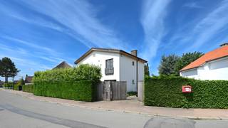 Gezellige en verrassend ruime alleenstaande woning met 5 slaapkamers, gelegen in een rustige villawijk te Knokke-Heist. Indeling op het gelijkvloers: inkomhall met apart gastentoilet, ruime lichtrijke en zonnige living met salon en eetplaats, open en volledig geïnstalleerde keuken met ontbijthoek, ruime wasplaats/berging, 1ste slaapkamer of bureel.. Op de verdieping: nachthall, vestiairekast, 4 slaapkamers waarvan 2 met ingemaakte kasten, 1 badkamer met ligbad, aparte douche, dubbele lavabo en toilet. Aangename en zonnige tuin, verscheidene terrassen, kelder en voldoende parkeergelegenheid. Deze ideaal gelegen woning heeft aangename vensterpartijen waardoor men kan genieten van veel lichtinval, zonlicht maar toch voldoende en volledige privacy door de tuin rondom de woning. Zeker uw bezoek waard!