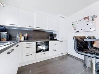 <span>Verkoopsconcept BEZOEK- en BIEDMOMENT</span><br />Meer uitleg hierover vind je onderaan de tekst (of op onze website www.dehuisleverancier.be).<br /><br />Op zoek naar een ruim en instapklaar appartement waar je rustig thuiskomt, geniet van een moderne afwerking én je wagen gewoon voor de deur kunt parkeren? <br /><br />Dan is dit appartement zeker een bezoek waard! Gelegen op de tweede verdieping van een kleinschalig gebouw uit 1993, biedt dit appartement een bewoonbare oppervlakte van ongeveer 95 m², met twee volwaardige slaapkamers en een aangename indeling die perfect aansluit bij het leven van vandaag. <br /><br />In 2021 werd het appartement grondig gerenoveerd, waarbij onder meer de badkamer, het gastentoilet, de vloeren en de ramen werden vernieuwd. De badkamer kreeg een eigentijdse uitstraling en ook de rest van het appartement voelt verzorgd, ruimtelijk en fris aan. Je hoeft hier dus niet meteen aan grote renovatiewerken te denken, maar kunt je vooral bezighouden met de leuke dingen: je interieur inrichten, vrienden uitnodigen en van je nieuwe thuis genieten. <br /><br />Ook buiten is er een kleine, aangename buitenruimte in de vorm van een balkon, ideaal om op een zonnige dag even een koffietje te drinken of na een drukke werkdag een frisse neus te halen. Een van de grote pluspunten van dit appartement is ongetwijfeld de privatieve garage, gecombineerd met een eigen oprit. Geen zoektocht naar een parkeerplaats na een lange werkdag en voldoende ruimte om je wagen veilig en comfortabel te parkeren. <br /><br />Bovendien geniet je hier van bijzonder lage gemeenschappelijke kosten van slechts € 50 per maand. De syndicus is een bewoner, wat zich vertaalt in beperkte vaste lasten en meer financiële ademruimte. <br /><br />Het gebouw beschikt niet over een lift, maar daar staat heel wat wooncomfort tegenover. De ligging is bovendien een echte troef. Je woont hier in een rustige residentiële omgeving in Rumst, weg van de dagelijkse drukte, terwijl je toch uitstekend verbonden bent met de omliggende steden. Dankzij de vlotte aansluiting op de A12 en de nabijgelegen E19 bereik je Antwerpen en Brussel gemakkelijk met de wagen. Ook Mechelen, Boom en Kontich liggen binnen handbereik, wat deze locatie bijzonder interessant maakt voor wie in de stad werkt, maar thuis liever geniet van een rustigere woonomgeving. <br /><br />In de buurt vind je bovendien verschillende winkels, scholen en andere dagelijkse voorzieningen, zodat je voor je dagelijkse boodschappen of praktische verplaatsingen niet ver hoeft te zoeken. Ook wie graag buiten komt, kan in de ruimere omgeving terecht voor een wandeling of een fietstocht, onder meer langs de Rupel of in het groene recreatiegebied De Schorre. <br /><br />Dit appartement is dan ook een interessante keuze voor alleenstaanden of jonge koppels die op zoek zijn naar hun eerste eigen stek, maar evengoed voor wie bewust kleiner wil wonen zonder in te boeten aan ruimte en comfort. <br /><br />De combinatie van twee ruime slaapkamers, een recente renovatie, een garage met eigen oprit, een rustig gelegen woonomgeving en lage maandelijkse kosten maakt dit een bijzonder praktische woonoplossing. Een verzorgd appartement met een aangename sfeer, waar je meteen je eigen verhaal kunt schrijven.<br /><br />Dit is niet wat je zoekt ? Al gehoord van AANKOOPBEGELEIDING ?   Wij zoeken, bezoeken en onderhandelen mee met jou voor eigendommen die worden aangeboden door particulieren, andere makelaars of eigendommen die zelfs (nog) niet te koop staan?<br /><br />Vraag meer informatie over aankoopbegeleiding via welkom@dehuisleverancier.be of 0489/069.000<br /><br />de Huisleverancier : Persoonlijk, voor iedereen Service, Kwaliteit en Vertrouwen !<br /><br />Verkoopsconcept BEZOEK- en BIEDMOMENT<br />Bezoeken zijn mogelijk op vrijdag 23 oktober van 13u00 tot 15u30 en van zaterdag 24 oktober van 10u00 tot 13u00.<br /><br />De verkoop sluit af op het BIEDmoment, woensdag 28 oktober 2026 om 12u00, dan worden de enveloppes met biedingen geopend. Het volledig reglement van het Bezoek- en Biedmoment krijg je bij een bezoek ter plaatse.<br /><br />Opgelet, de aangegeven prijs is een richtprijs en je kan deze woonst enkel op afspraak bezoeken (mail via welkom@dehuisleverancier.be of bellen/sms/whatsapp op het telefoonnummer 0489/069.000 of rechtstreeks via website www.dehuisleverancier.be).