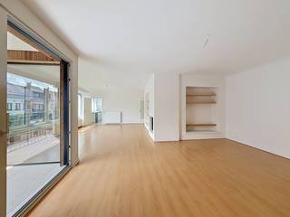 Centraal gelegen<strong> 3-slaapkamer appartement </strong>in een klein gebouw zonder lift. Door de uiterst goede ligging kan je van hieruit alle winkels te voet bereiken. Ook verschillende sportclubs bevinden zich in de nabije omgeving.<br /><br /><strong>Indeling:</strong><br />Ruime inkomhal met inbouwkasten; aparte wc; keuken met eethoek; woon- en eetkamer op laminaat; groot overdekt terras; wasplaats/strijkkamer; 3 slaapkamers op laminaat; badkamer met ligbad, dubbele lavabo en wc. <br /><br /><strong>Bijzonderheden:</strong>
<ul>
<li>Aparte meters voor water, gas en elekra. </li>
<li>In 2026: Nieuwe ramen (driedubbele beglazing) + nieuwe CV + nieuw terras. + alles herschilderd (<strong>huidig EPC werd nog niet aangepast</strong>, dus in werkelijkheid is de score beter dan D)</li>
<li>Ca. 14m gevelbreedte op het westen = erg veel lichtinval!.</li>
</ul>