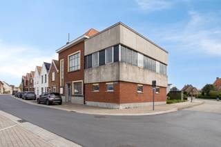 <p><span>Investeringsopportuniteit met sale &amp;amp; lease back en met toekomstige ontwikkelingsmogelijkheid in hartje Oostkamp</span></p>

<p>Gelegen aan de Maciebergstraat 75, 8020 Oostkamp, bevindt dit veelzijdige vastgoed zich in een rustige residentiële omgeving, op korte afstand van het centrum van Oostkamp. Dankzij de uitstekende ligging combineert deze eigendom een aangename woonomgeving met een vlotte bereikbaarheid.</p>

<p><strong>Troeven van het pand</strong></p>

<ul><li>Gelegen in woongebied volgens de meest recente stedenbouwkundige voorschriften</li><li>Gelegen in BPA, waarbij de gemeente Oostkamp akkoord kan gaan met een kleinere gevelbreedte dan de standaard 7,5 m</li><li>Interessante sale &amp;amp; lease back opportuniteit</li></ul>

<p><strong>Bijkomstige info</strong></p>

<ul><li>Bouwjaar: 1951</li><li>Totale perceeloppervlakte: 584 m²</li><li>Totale bruto vloeroppervlakte gebouwen: 792 m²</li><li>Geen overstromingsgevoelig gebied</li><li>Beperkte tot geen geluidshinder</li><li>Niet gelegen in beschermd erfgoed- of archeologisch gebied</li></ul>

<p>Een interessante opportuniteit voor investeerders die op zoek zijn naar een strategisch gelegen eigendom met ontwikkelingspotentieel in een aantrekkelijke gemeente in West-Vlaanderen.</p>