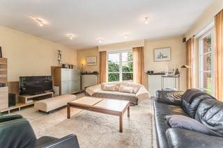 Net buiten de ring van Roeselare vinden we deze ruime en veelzijdige villa. Deze aangename gezinswoning combineert comfort, ruimte en een uitstekende ligging.<br /><br />De woning beschikt over een ruim gelijkvloers met leefruimte, bureau, keuken, bijkeuken, dubbele garage. Daarnaast is er een praktijkruimte aanwezig met aparte toegang dewelke bestaat uit twee kabinetten, oefenruimte, sanitair en sauna. Zo combineert u wonen en werken op een bijzonder praktische manier.<br /><br />Op het verdiep vinden we vier slaapkamers, twee badkamers en twee hobbyruimtes/bergingen.
<ul>
	<li>Lichtrijke ruimtes</li>
	<li>Ruime woning met een bewoonbare oppervlakte van +/- 370m²</li>
	<li>Praktijkruimte met diverse mogelijkheden</li>
	<li>Voldoende paarkeerplaatsen en dubbele garage</li>
	<li>Rustige ligging in doodlopende straat</li>
	<li>Volwassen tuin met mooie bomen en struiken </li>
	<li>Zonnepanelen 8000Wp</li>
</ul>
<br />Richtprijs: €695.000. <br /><br />Is je interesse gewekt? Contacteer ons vandaag nog voor meer informatie of een bezoek.<br /> 