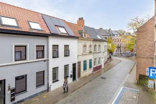 <p>**Alle info op www.connect-immo.be**<br /><br />Deze trendy stadswoning is gelegen in de bruistende stad Leuven namelijk in dé Vlamingenstraat gesitueerd achter het Leuvense Stadspark. De woning omvat een energetische renovatie en creëert een eigentijdse, moderne woning met 3 slaapkamers en stadstuin. Genieten in alle rust en met het nodige comfort, als dat niet geweldig is! <br /><br />De hedendaagse architectuur ademt moderniteit en openheid uit. Maximaal rekening houden met lichtinval, openheid en ruimte is een absolute prioriteit. Daarnaast is een open, kwalitatieve keuken met toestellen en de industriële schuifdeur in de inkomhal een echte eyecatcher. Elke ruimte werd aangepast naar functionaliteit toe om het dagelijkse reilen en zeilen zo kwalitatief mogelijk te maken. Zonnepanelen, warmtepomp... aanwezig !! De woning is op heden verhuurd aan <span>€2.016.99/maand.</span><br /><br />De woning telt 3 niveau's: <br /><br />- Verdieping 0: Inkomhal, apart toilet, open keuken, eetplaats en living en een stadstuin.<br />- Verdieping 1: Twee slaapkamers, badkamer en toilet.<br />- Verdieping 2: Slaapkamer. <br /><br />Interesse of een bezoek ter plaatse? Dat kan! Contacteer ons: 0495 53 46 49 of jacky@connect-immo.be<br />EPC: 33 kWh/m2jaar - 3234191<br />Wg-Gvkr-Gdv-Gvv</p>