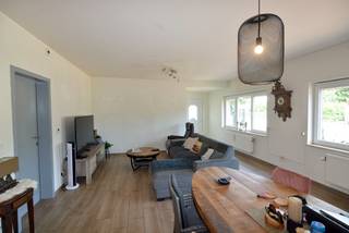 OMSCHRIJVING:<br />GELIJKVLOERS: Inkomhal, ruime woonkamer (7,10 x 5,00 m) met veel lichtinval, open keuken (3,20 x 1,80 m) voorzien van RVS spoelbak, koelkast, elektrisch fornuis, afzuigkap, vaatwasmachine en oven. Orangerie (8,00 x 5,00 m) met 2 toegangsdeuren, aan de voorzijde en achterzijde. Nachthal, slaapkamer 1 (4,00 x 3,75 m), slaapkamer 2 (4,00 x 3,00 m), slaapkamer 3 (4,00 x 3,00 m), badkamer (3,20 x 2,00 m) ingericht met douche, toilet, badkamermeubel met dubbele wastafel en voorziening voor wasmachine. Sas met toegangsdeur naar tuin en apart gastentoilet.<br />TUIN: Volledig omheinde en onderhoudsvriendelijke tuin, aangelegd met kiezelsteentjes en sierbestrating. Vrijstaande garage met automatische sectionale poort en toegankelijk via de achterliggende straat.<br /><br />BIJKOMENDE INFORMATIE:<br />- Ramen: PVC ramen met dubbele beglazing (elektrisch bediende rolluiken in woonkamer en slaapkamer 1).<br />- Vloeren: Moderne keramische parket doorheen het appartement, veranda voorzien van vloertegel.<br />- Rustige residentie met slechts 2 appartementen.<br />- GEEN GEMEENSCHAPPELIJKE KOSTEN<br />- Beschikbaar vanaf 15 augustus 2026.