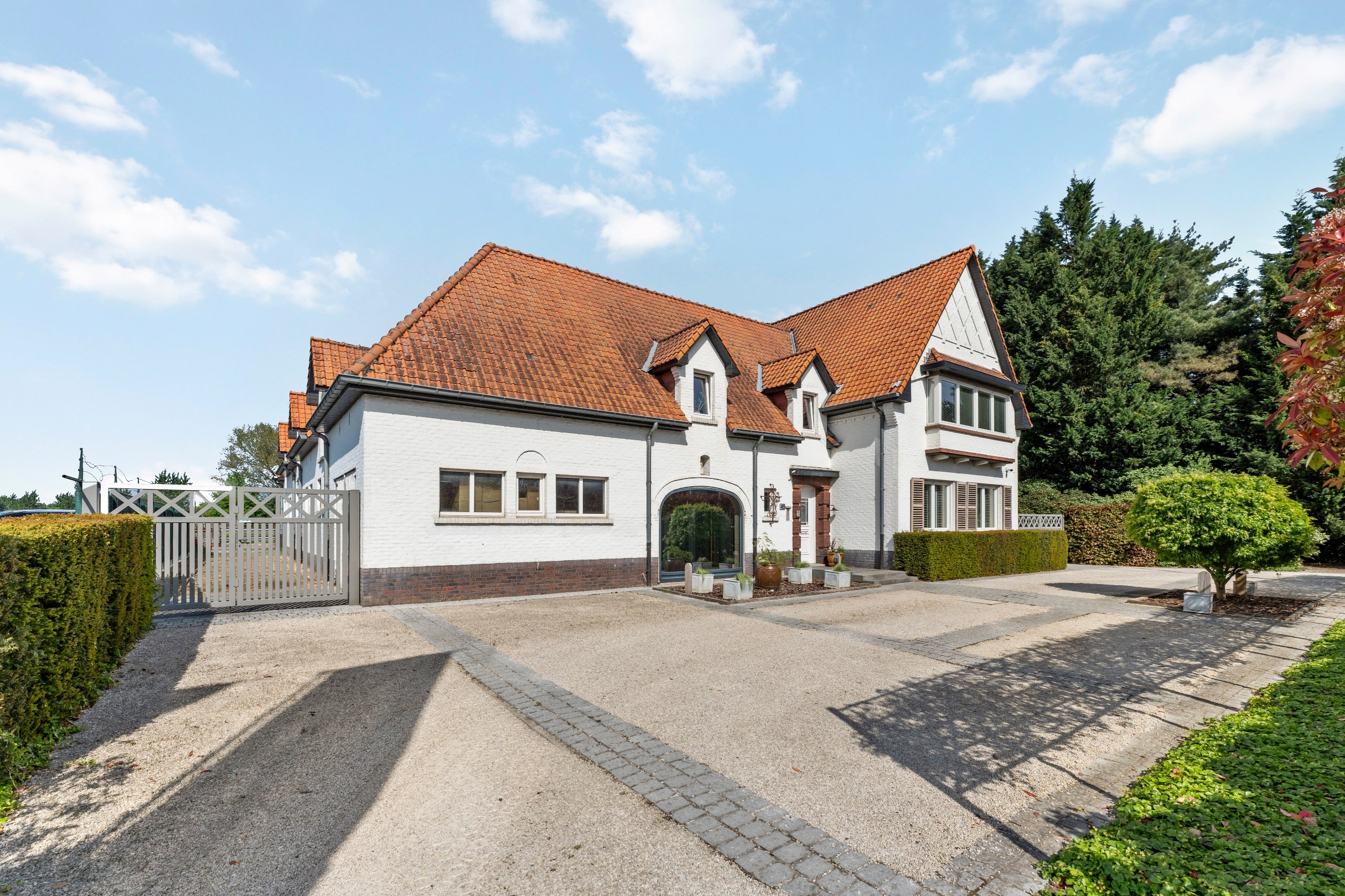Statig en karaktervolle woning met stallen en multifunctioneel bijgebouw op een terrein van 8709m2 te Halen. - foto 4