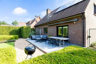 <p><strong>Instapklare woning op 1.440 m² met 4 slaapkamers in Oostmalle!</strong></p>
<p>Op zoek naar een <strong>ruime, instapklare én energiezuinige gezinswoning</strong> op een centrale locatie in Oostmalle? Deze goed onderhouden open bebouwing op een perceel van maar liefst <strong>1.440 m²</strong> biedt volop ruimte, comfort en privacy.</p>
<p><strong>Troeven in de kijker </strong></p>
<ul>
<li>4 slaapkamers en een bewoonbare oppervlakte van 219 m²</li>
<li>Ruime westgerichte tuin</li>
<li>EPC label B</li>
<li>Zonnepanelen met een opbrengst van ca. 6.000 kWh/jaar</li>
<li>Thuisbatterij van 10 kWh</li>
<li>Energiezuinige Vaillant condensatieketel</li>
<li>Volledig uitgeruste keuken</li>
<li>Badkamer met douche én ligbad</li>
<li>Ruime woonkamer</li>
<li>Tal van recente vernieuwingen: buitenschrijnwerk (2016), badkamer en vloeren (2017), verwarmingsinstallatie (2025), zonnepanelen (2023), thuisbatterij (2024), tuinverlichting en poort (2024)</li>
<li>Park De Renesse in je achtertuin</li>
<li>Gelegen op een niet-overstromingsgevoelig perceel</li>
</ul>
<p><strong>Indeling</strong></p>
<p>Op het gelijkvloers bevinden zich een inkomhal, ruime woonkamer, volledig uitgeruste keuken, vernieuwde badkamer, apart toilet en garage. De verdieping beschikt over 4 slaapkamers. De zolderverdieping loopt over de volledige woning.</p>
<p>Buiten geniet u van een prachtig aangelegde, westgerichte tuin met tuinhuis, verlichting en voldoende ruimte voor ontspanning en spel.</p>
<p>Een ruime gezinswoning waar u zonder werken kunt intrekken, met bovendien heel wat recente investeringen en een uitstekende ligging aan park De Renesse.</p>
<p>Interesse? Neem contact op met FLOR Vastgoed via info@flor-vastgoed.be en ontdek deze woning tijdens een bezoek.</p>