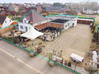 <p><span>Op zoek naar een uitzonderlijke eigendom waar wonen, ondernemen en visie samenkomen? Dan is dit gunstig gelegen multifunctioneel pand precies wat u zoekt!</span></p><p><span>Een pand dat uitblinkt in ruimte en veelzijdigheid. Momenteel bekend als één van de meest gewaardeerde horecazaken in de omgeving, maar bovenal een zeldzame opportuniteit voor wie groots durft denken.</span></p><p><span> </span></p><p><span>Dit woon- en handelshuis biedt een unieke synergie tussen privé comfort en professionele mogelijkheden. Of u nu droomt van een hoogwaardige horecazaak, dansschool, een praktijk, kantoorruimte of een exclusieve combinatie van wonen en werken. Dit pand vormt het perfecte canvas.</span></p><p><span> </span></p><p><span>Indeling:</span></p><p><span>Gelijkvloers: Aangename leefruimte, bureau/slaapkamer, badkamer met toilet, dubbele lavabo, ligbad en instapdouche, keuken (voorzien van alle comfort), wasplaats, koelcel, handelsruimte met bijgebouwen.</span></p><p><span>Verdieping: Nachthal, drie slaapkamers.</span></p><p><span> </span></p><p><span>Extra info: Totale bruikbare vloeroppervlakte van maar liefst 608 m², ideale combinatie van wonen en werken, energielabel D (zaal) en E (privé), 36 zonnepanelen, rolluiken, elektrische installatie CONFORM AREI, voldoende parkeermogelijkheden, watertoets (P- en G-score: A), volledig omheind, groot terras!</span></p><p><span> </span></p><p><span>Dit is geen klassiek vastgoed, maar een kans met karakter, waar ambitie en levenskwaliteit elkaar ontmoeten. Een pand dat zich leent voor ondernemers, investeerders en levensgenieters die op zoek zijn naar iets méér.</span></p><p><span>Aarzel niet en plan vandaag nog uw bezoek in!</span></p><p><span>Kenneth (0472/03 25 88) - <span>kenneth.pollet@vastgoedhuys.be</span></span><span> of Melissa (0486/54 71 80) - <span>melissa.cardaci@vastgoedhuys.be</span></span></p><p><span> </span></p>